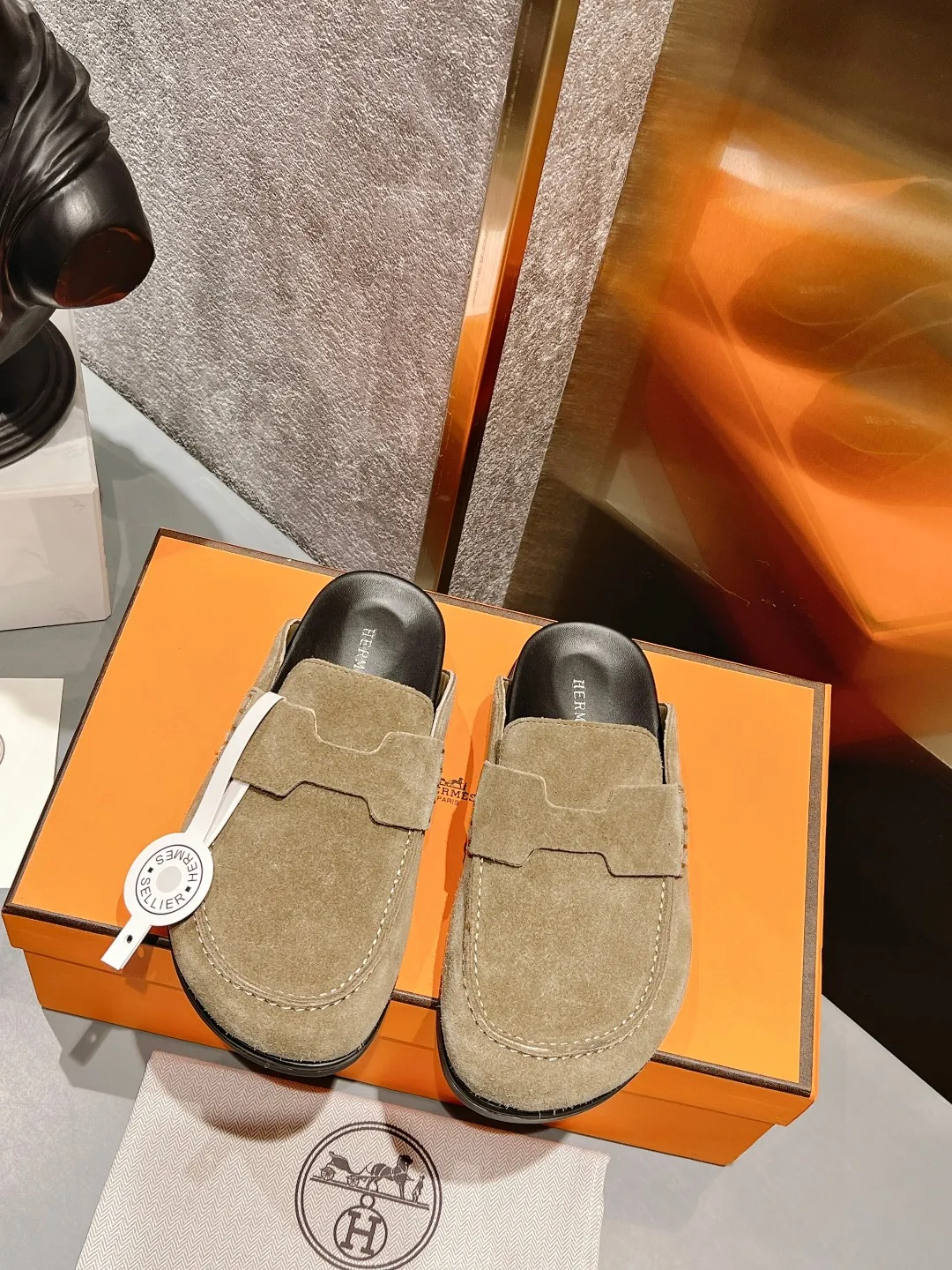 [H Family Hermès] P: 520💰 Size: Male 39-44 (45 customized) Female 35-40 (41 customized) HERMES Hermès' latest couple's cute Birkenstock slippers. Summer really needs versatile slippers. They look good no matter how you match them. They have a casual and high-end feel. The comfort is also great. They are paired with a variety of colorful socks. They are trendy. Hermès 2023 new half slippers are high quality. ●Upper: imported cow suede ●Inner lining: imported sheepskin ●Foot pads: imported mixed sheepskin ●Outsole: Tpu non-slip and wear-resistant outsole